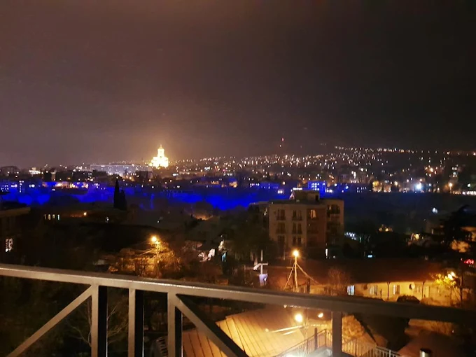 Stay at Omart Hotel – Gallery in Tbilisi, Georgia — a creative boutique hotel where art meets comfort. Enjoy stylish rooms, homemade breakfasts, and a prime location near the Old Town and Sulfur Baths. Perfect for couples, artists, and travelers seeking inspiration.