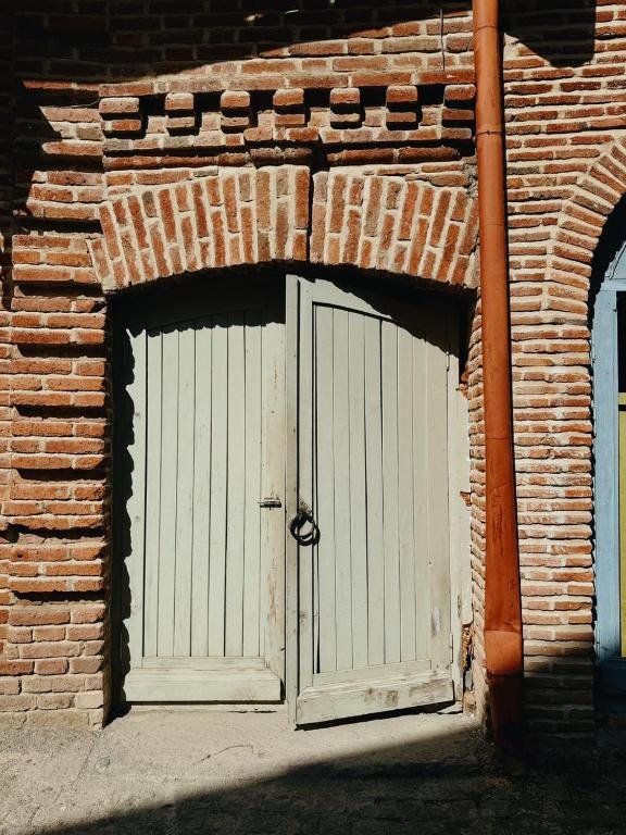 Discover Cozy Rooms with View in Sighnaghi, Georgia — a romantic guesthouse overlooking the Alazani Valley. Enjoy breathtaking views, peaceful comfort, and authentic Georgian hospitality just minutes from the town center and Bodbe Monastery. Perfect for couples, wine lovers, and travelers seeking a cozy escape.